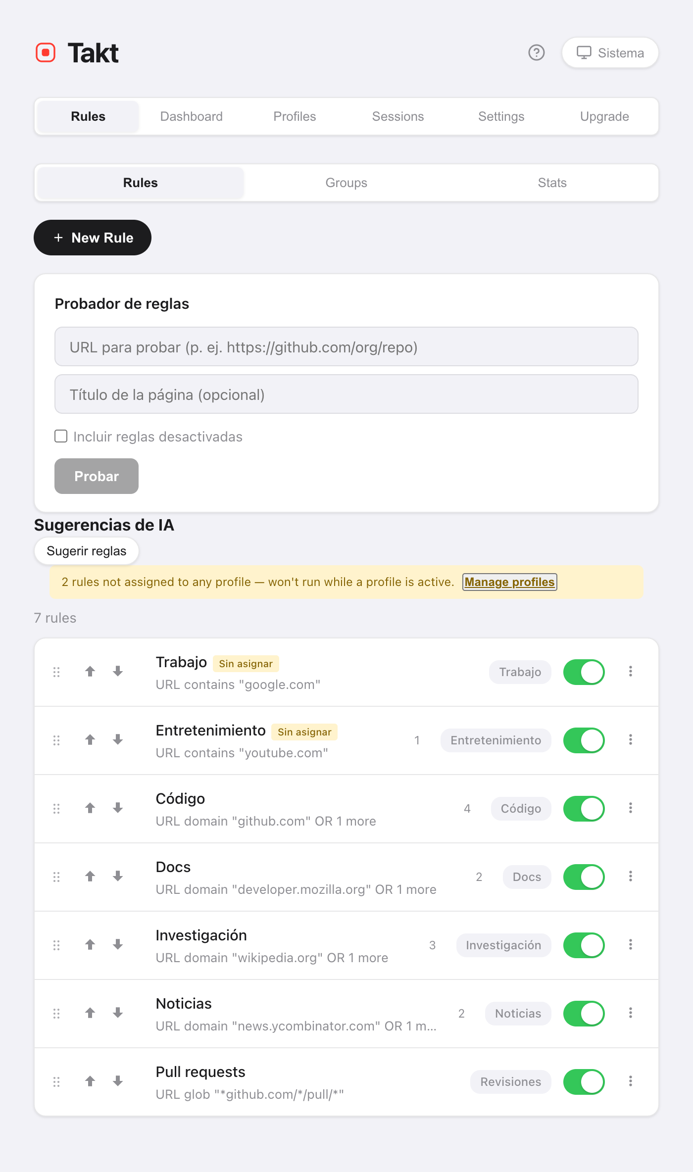 Página Rules de las opciones de Takt con el Probador de reglas (campo de URL, título de página opcional, casilla Incluir reglas desactivadas y botón Probar), el encabezado Sugerencias de IA con un botón Sugerir reglas y una lista de siete reglas en la que varias muestran un número de coincidencias, como 4 para Code y 3 para Research