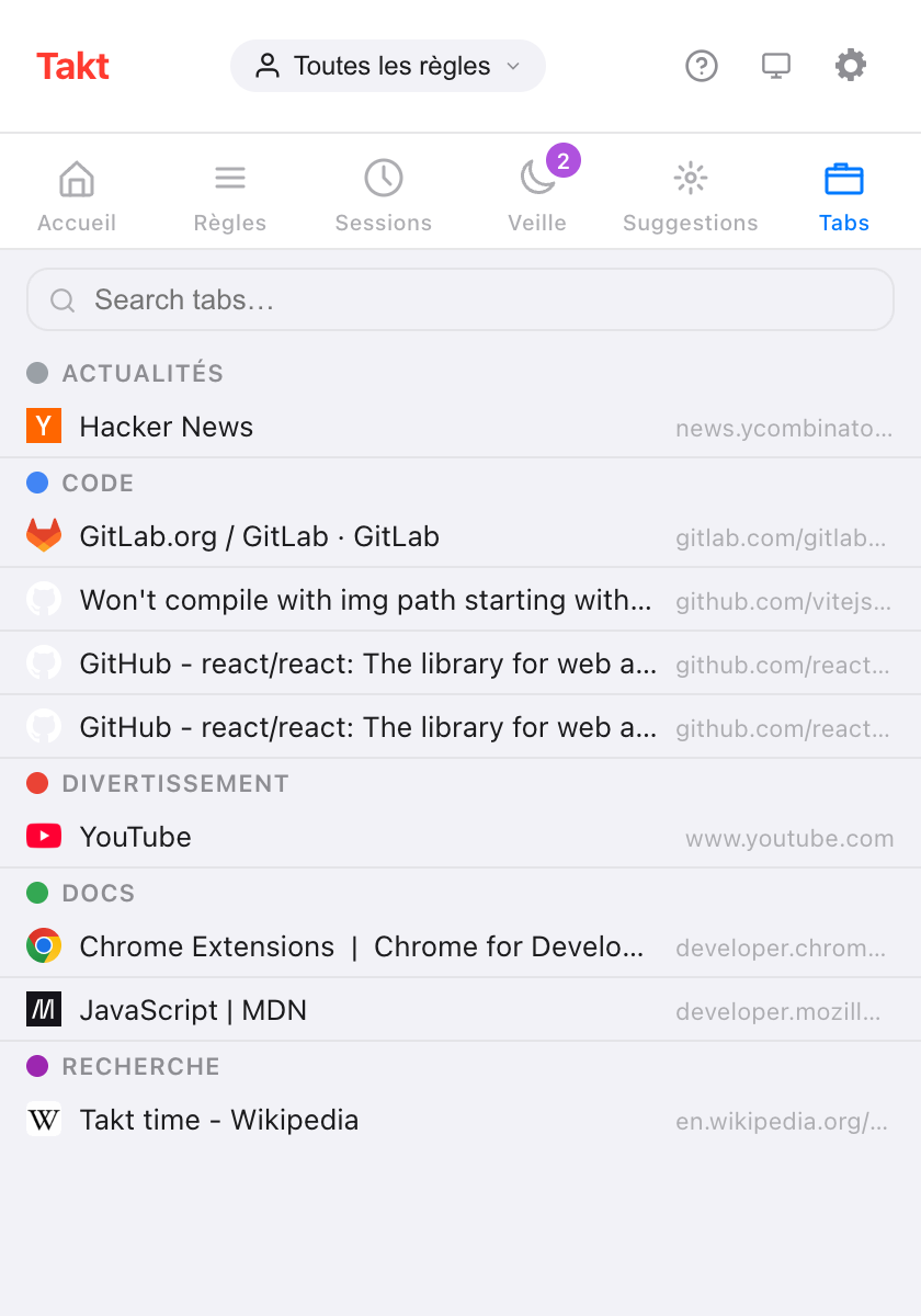 Popup de Takt sur le volet Tabs : un champ Search tabs au-dessus des onglets ouverts listés sous leurs groupes Code, Docs, Entertainment, News et Research, chaque ligne avec un favicon, un titre et une URL abrégée